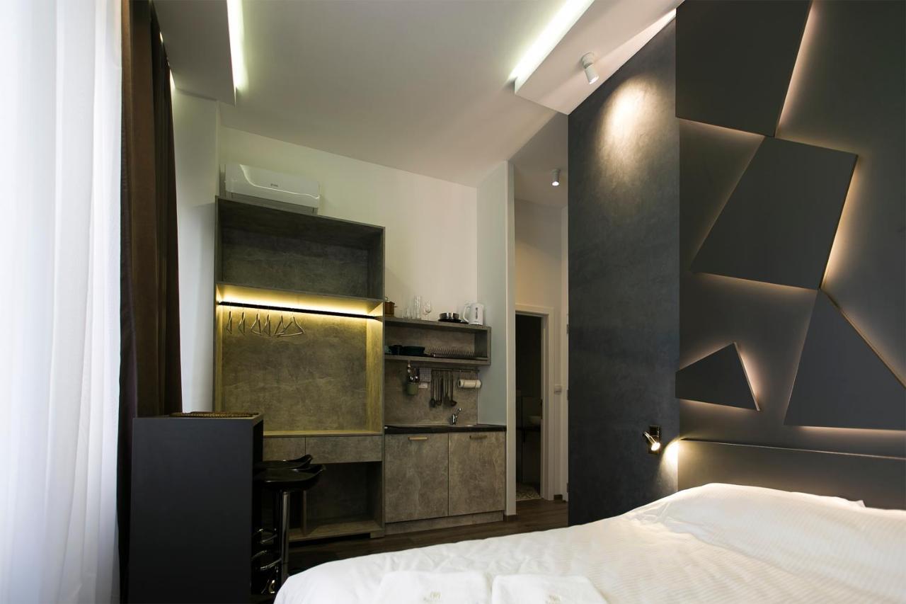 East & West Apartment *